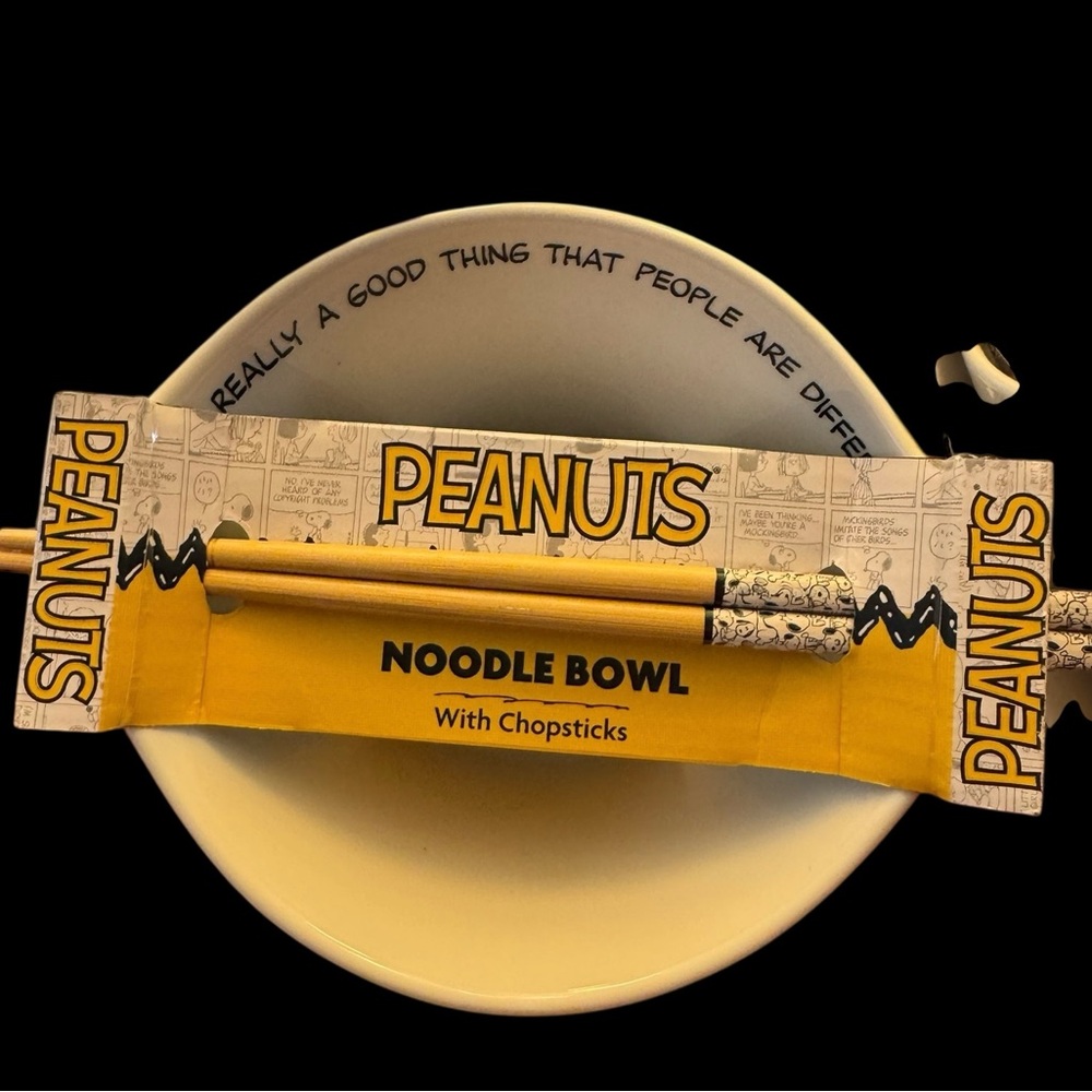 Peanuts Snoopy Party Supplies White and Yellow set of 2 ceramic - Picture 3 of 5